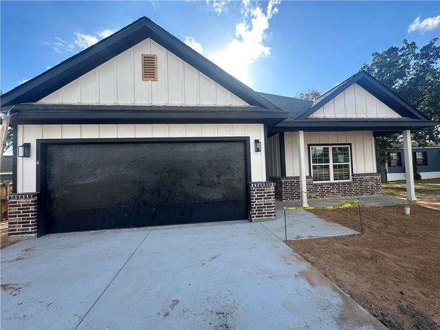 3701 Iverson Drive, Bryan, TX 77803