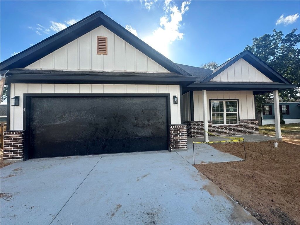 3701 Iverson Drive, Bryan, TX 77803