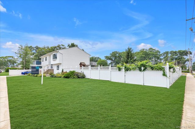 583 N Erie Avenue, Lindenhurst, NY 11757