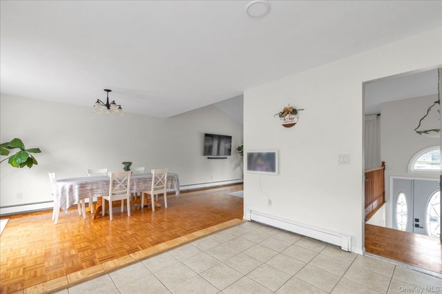 583 N Erie Avenue, Lindenhurst, NY 11757