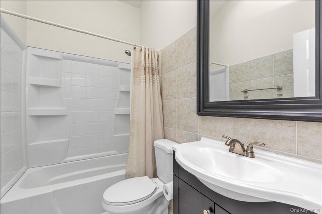583 N Erie Avenue, Lindenhurst, NY 11757