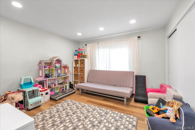 583 N Erie Avenue, Lindenhurst, NY 11757