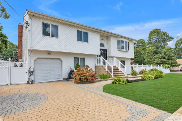 583 N Erie Avenue, Lindenhurst, NY 11757