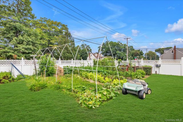 583 N Erie Avenue, Lindenhurst, NY 11757