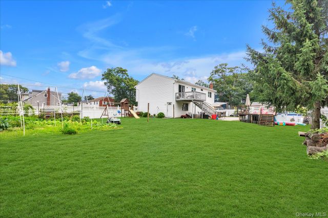 583 N Erie Avenue, Lindenhurst, NY 11757