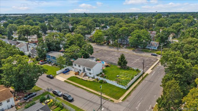583 N Erie Avenue, Lindenhurst, NY 11757
