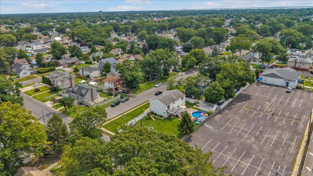 583 N Erie Avenue, Lindenhurst, NY 11757