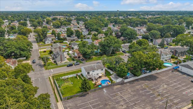 583 N Erie Avenue, Lindenhurst, NY 11757