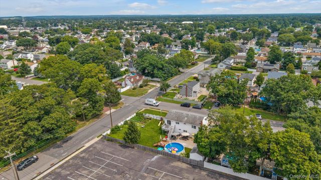 583 N Erie Avenue, Lindenhurst, NY 11757
