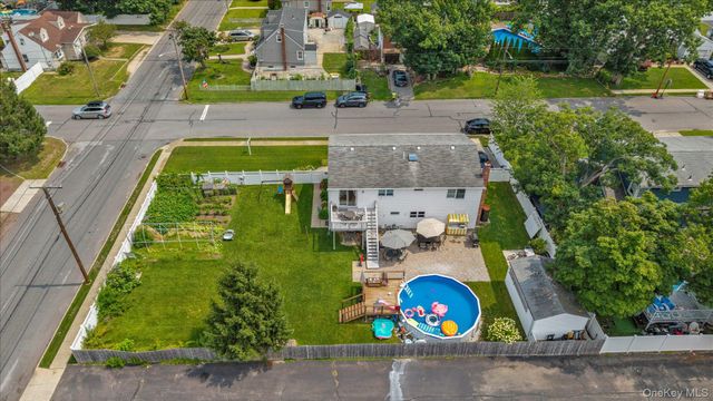 583 N Erie Avenue, Lindenhurst, NY 11757