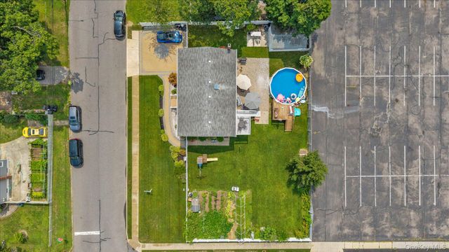 583 N Erie Avenue, Lindenhurst, NY 11757