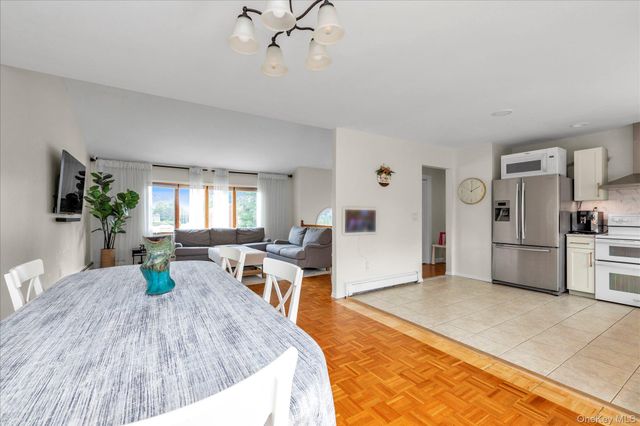 583 N Erie Avenue, Lindenhurst, NY 11757