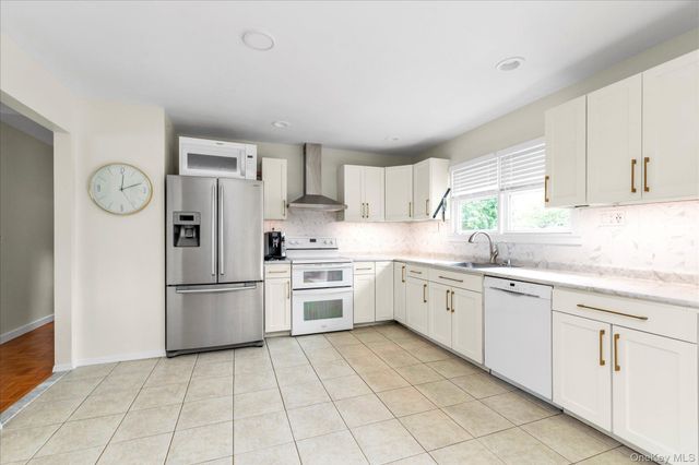 583 N Erie Avenue, Lindenhurst, NY 11757
