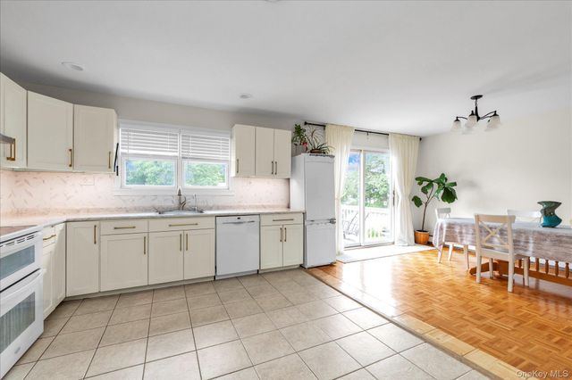 583 N Erie Avenue, Lindenhurst, NY 11757