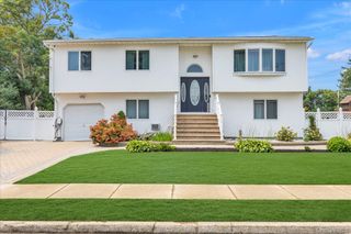 583 N Erie Avenue, Lindenhurst, NY 11757