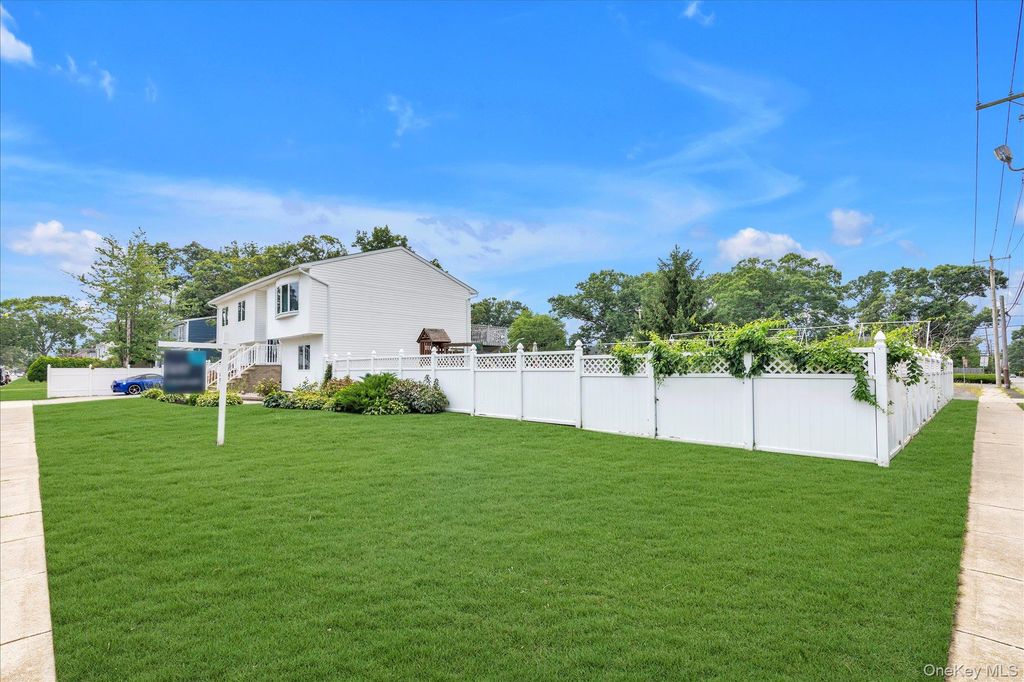 583 N Erie Avenue, Lindenhurst, NY 11757 — photo 2