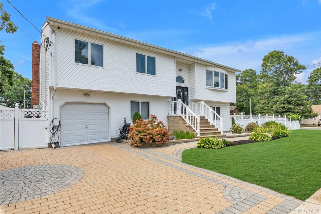 583 N Erie Avenue, Lindenhurst, NY 11757 — photo 3