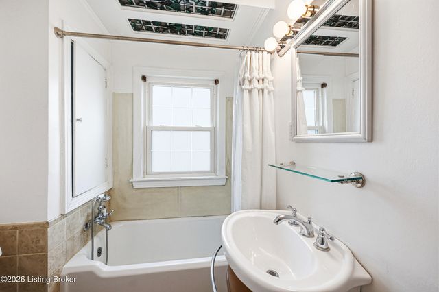 1054 Oakwood Ave, Louisville, KY 40215