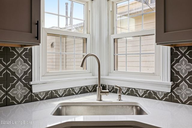 1054 Oakwood Ave, Louisville, KY 40215