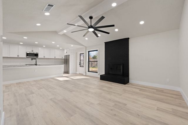 647 Evelyn Lane, Burleson, TX 76028