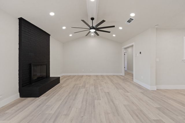 647 Evelyn Lane, Burleson, TX 76028