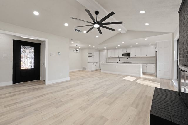 647 Evelyn Lane, Burleson, TX 76028