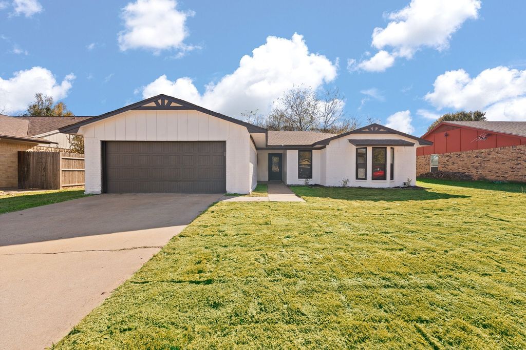 647 Evelyn Lane, Burleson, TX 76028