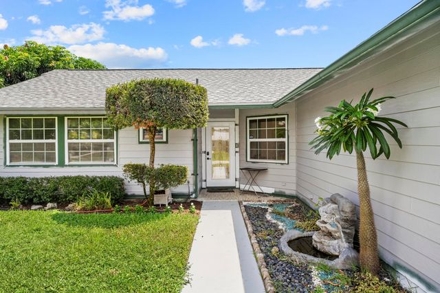 5016 El Claro Circle, West Palm Beach, FL 33415