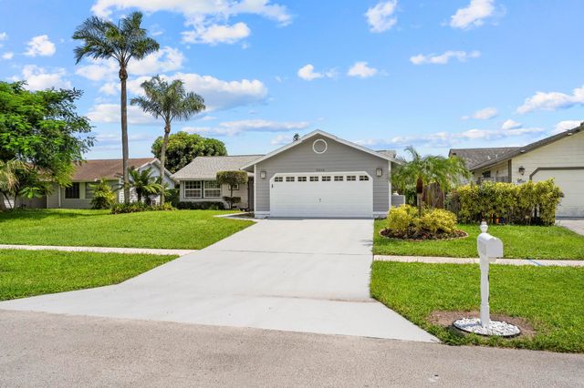 5016 El Claro Circle, West Palm Beach, FL 33415