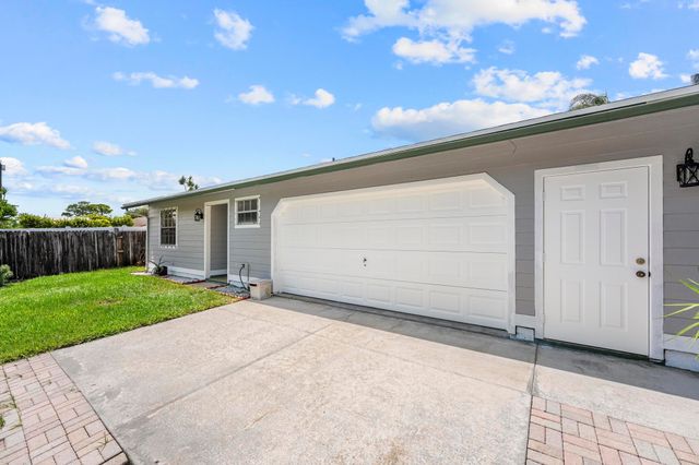 5016 El Claro Circle, West Palm Beach, FL 33415
