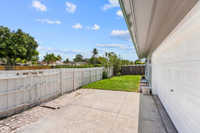 5016 El Claro Circle, West Palm Beach, FL 33415