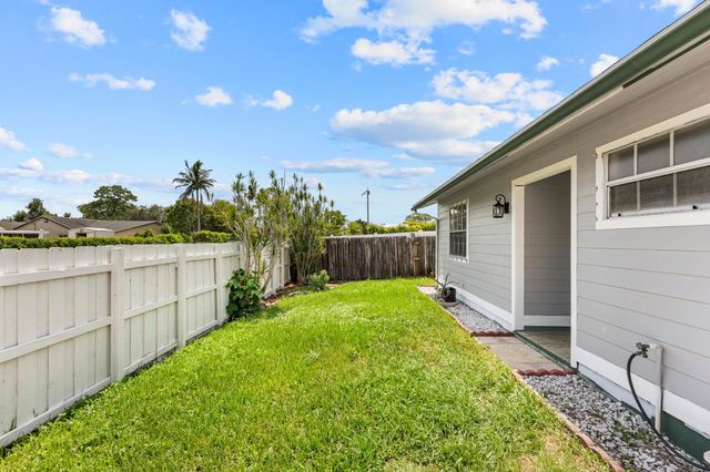 5016 El Claro Circle, West Palm Beach, FL 33415