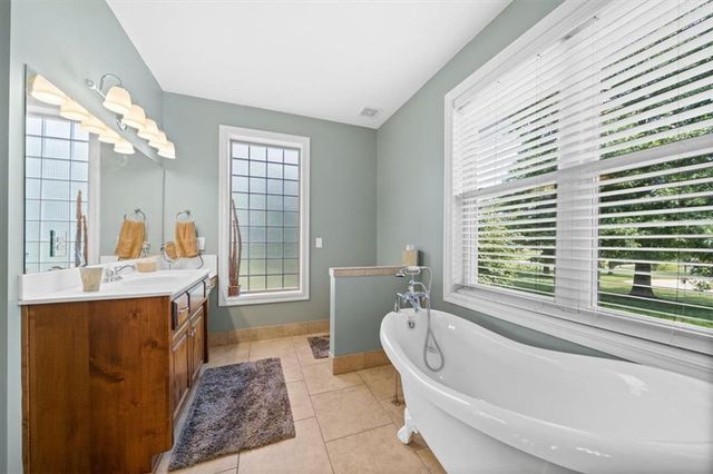 24406 S Persimmon Lane, Peculiar, MO 64078