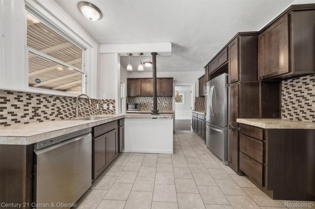 17166 Parkside Street, Detroit, MI 48221