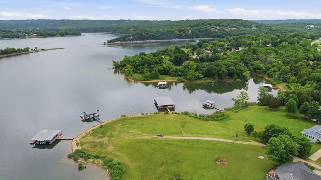 660 Hunt Club Circle, Galena, MO 65656