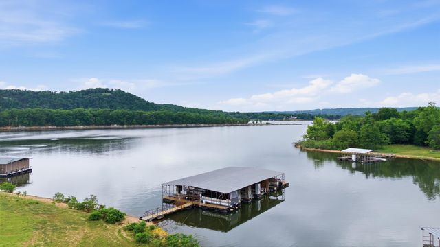 660 Hunt Club Circle, Galena, MO 65656