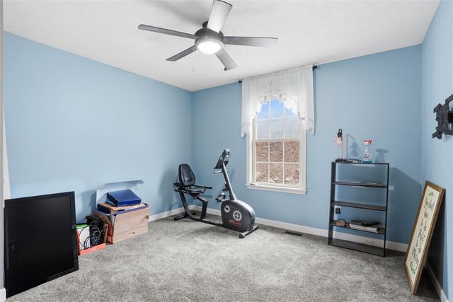 587 Kimble Dr, Shaler, PA 15116