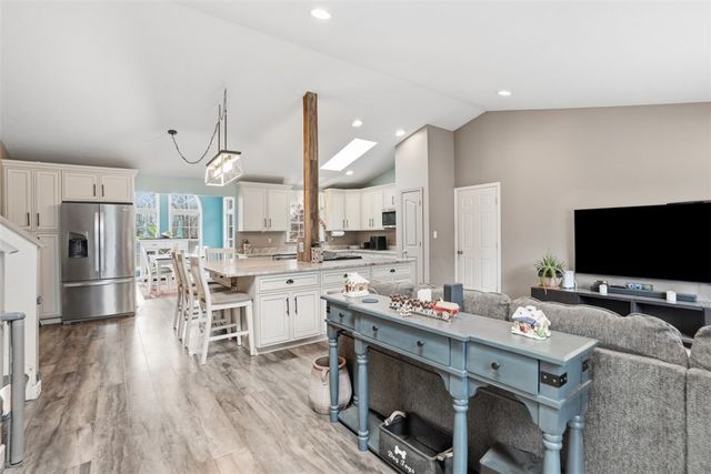 587 Kimble Dr, Shaler, PA 15116