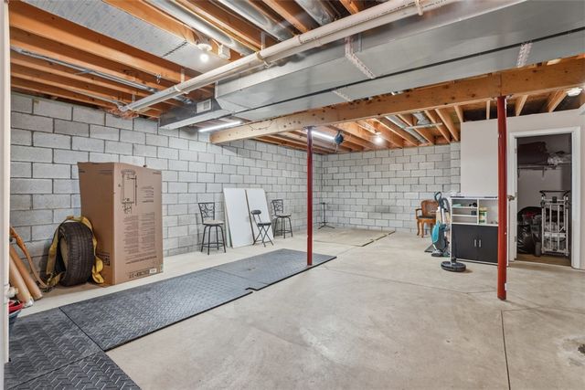 587 Kimble Dr, Shaler, PA 15116