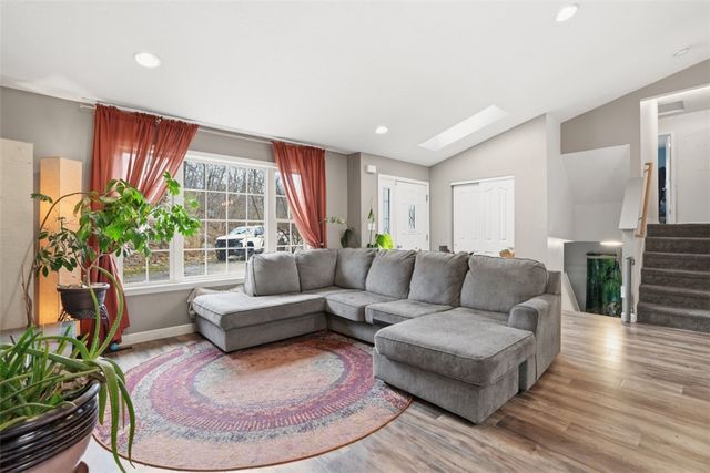 587 Kimble Dr, Shaler, PA 15116