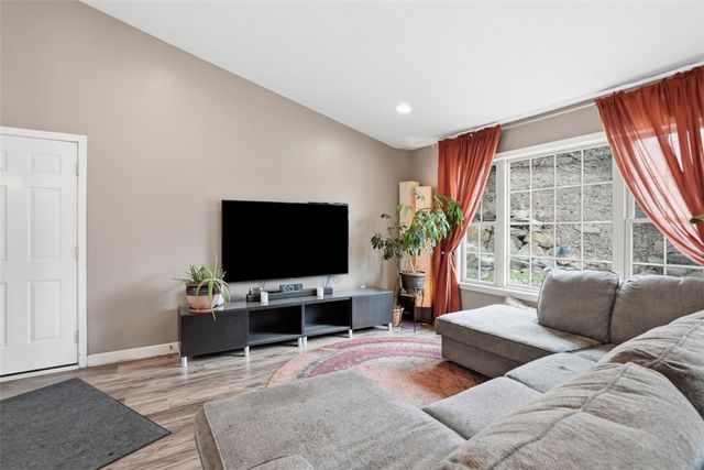 587 Kimble Dr, Shaler, PA 15116