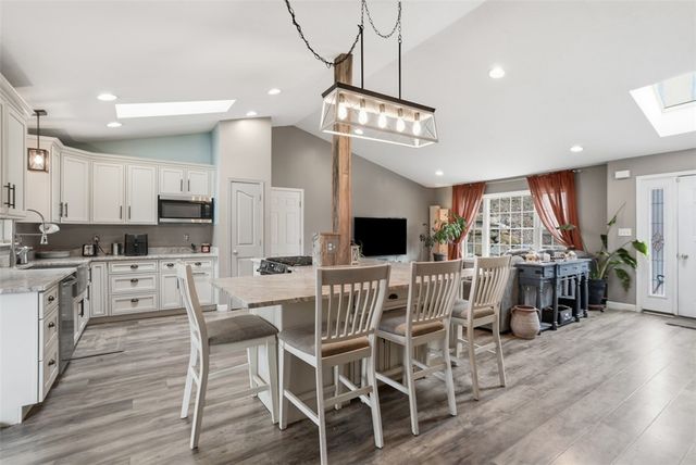 587 Kimble Dr, Shaler, PA 15116