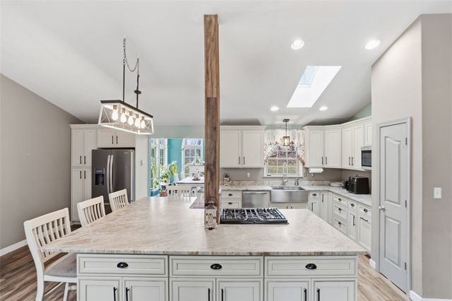 587 Kimble Dr, Shaler, PA 15116