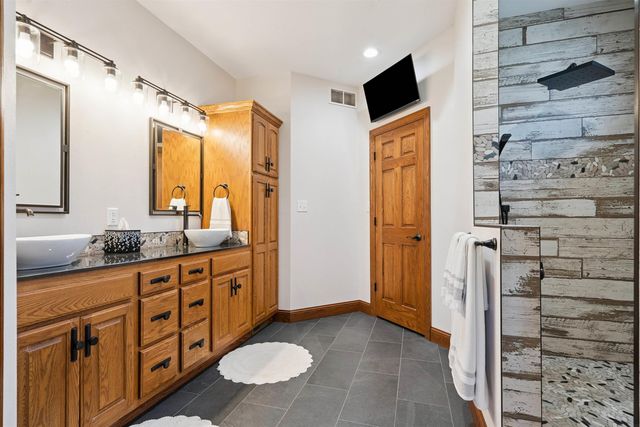 4818 W 4th Street, Waterloo, IA 50701