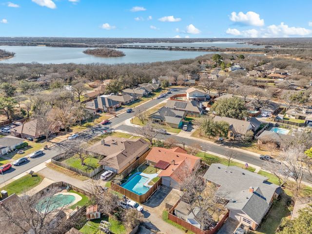 4 Robins Nest Drive, Hickory Creek, TX 75065