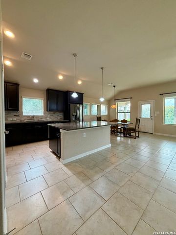 646 Ridge Lawn Dr, New Braunfels, TX 78130