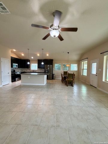 646 Ridge Lawn Dr, New Braunfels, TX 78130