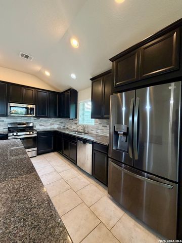 646 Ridge Lawn Dr, New Braunfels, TX 78130