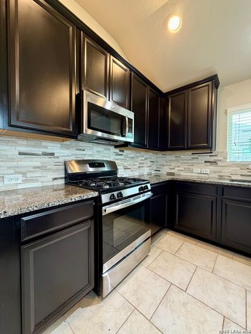 646 Ridge Lawn Dr, New Braunfels, TX 78130