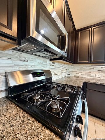 646 Ridge Lawn Dr, New Braunfels, TX 78130